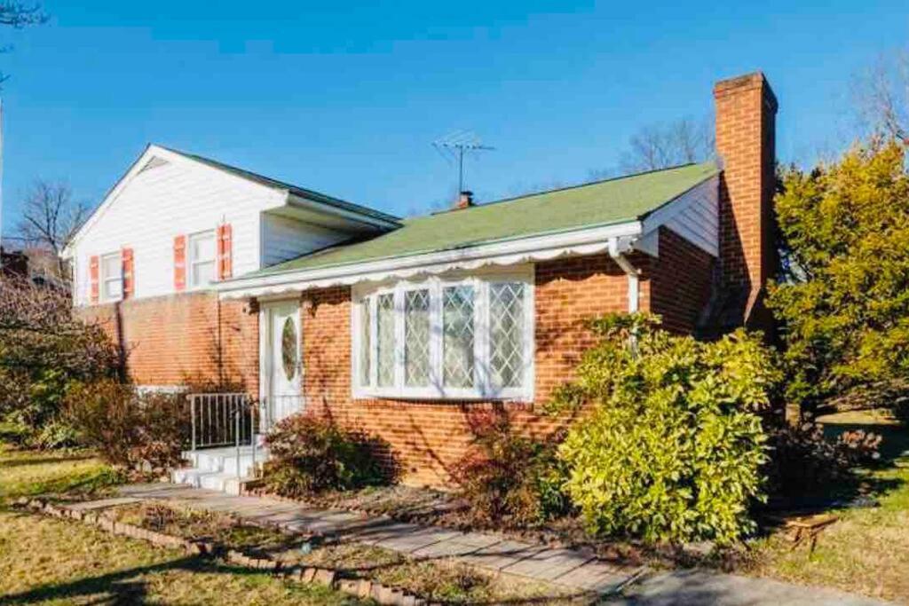 Newly Renovated Charming Home With Parking Fort Washington Exterior photo